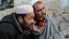 Աֆղանստանցի տղամարդիկ լսում են ԻՊ-ի ռադիոհեռարձակումը, Ջալալաբադ 