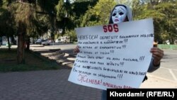 Ўзбекистонлик бошпана изловчи Каримжон Бишкекдаги БМТ уйи олдида флэш-моб ўтказмоқда.