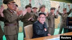 کیم جونگ‌اون، رهبر کره شمالی و فرماندهانش