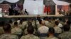 Вайскоўцы арміі ЗША слухаюць выступ Барака Абамы ў Кабуле, 4 ліпеня 2013