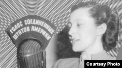 Елена Якобсон у микрофона "Голоса Америки", 1947 