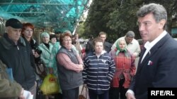 Boris Nemtsov speaks to potential voters in Sochi on April 19, 2009.