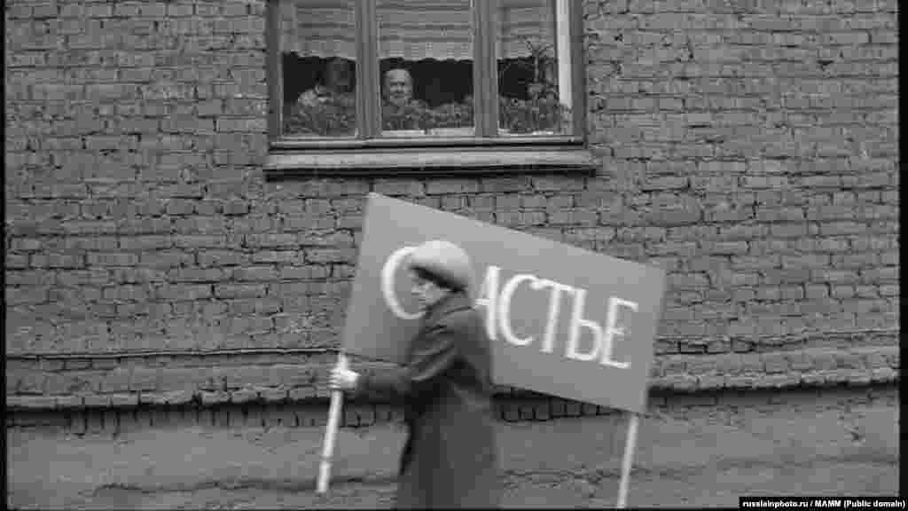 Жінка, яка поспішала на першотравневу демонстрацію, Новокузнецьк, 1983 рік