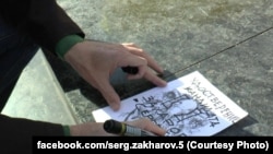 Сергій Захаров малює посвідчення кандидата в мери Маріуполя