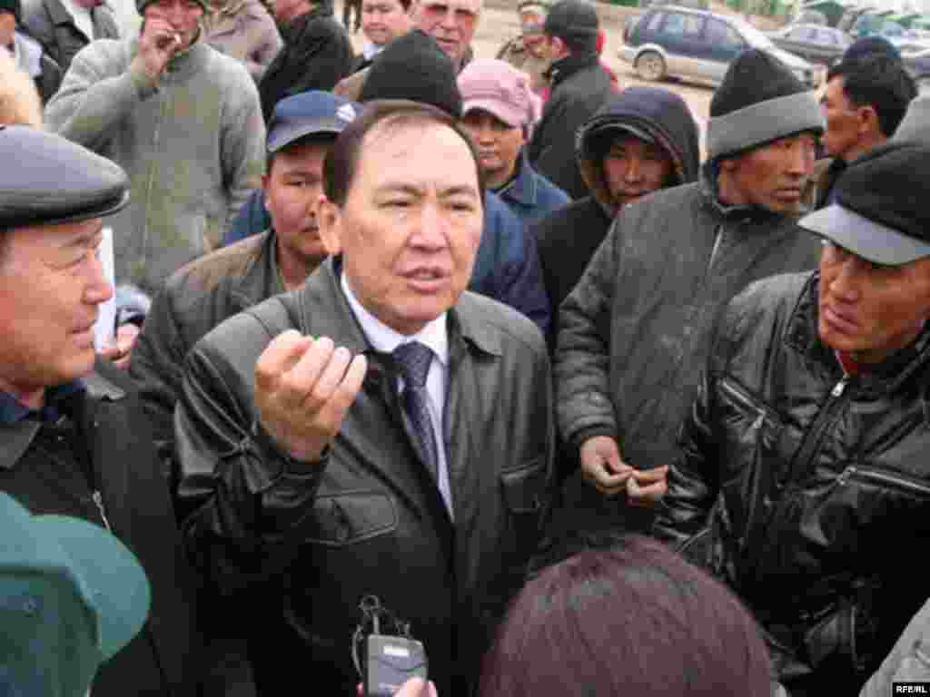 Чиновники на встрече с пострадавшими жителями села Кызылагаш. 12 апреля 2010 года. Заместитель акима Алматинской области Серик Муханов говорит с пострадавшими от наводнения жителями.