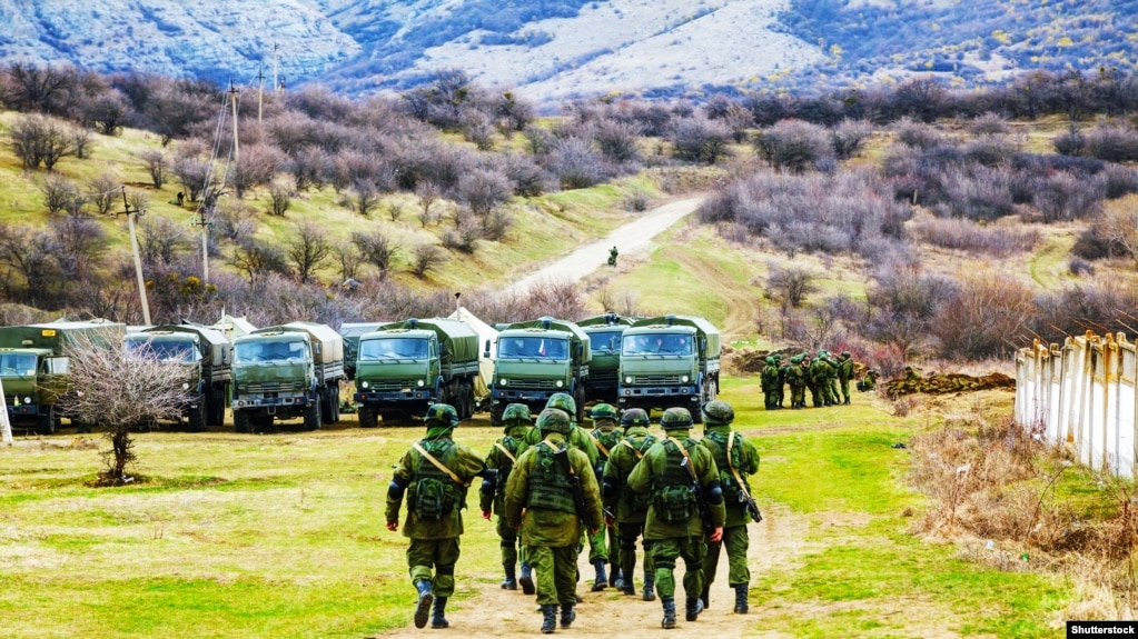 Ð Ð¾ÑÑÐ¹ÑÑÐºÑ Ð²ÑÐ¹ÑÑÐºÐ¾Ð²Ñ Ð±ÐµÐ· ÑÐ¾Ð·Ð¿ÑÐ·Ð½Ð°Ð²Ð°Ð»ÑÐ½Ð¸Ñ Ð·Ð½Ð°ÐºÑÐ² (ÑÐ°Ðº Ð·Ð²Ð°Ð½Ñ Â«Ð·ÐµÐ»ÐµÐ½Ñ ÑÐ¾Ð»Ð¾Ð²ÑÑÐºÐ¸Â») Ð² ÑÐµÐ»Ñ ÐÐµÑÐµÐ²Ð°Ð»ÑÐ½Ðµ, 5 Ð±ÐµÑÐµÐ·Ð½Ñ 2014 ÑÐ¾ÐºÑ