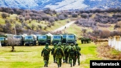 Российские военные без опознавательных знаков (так называемые «зеленые человечки») в селе Перевальное Симферопольского района, 5 марта 2014 года