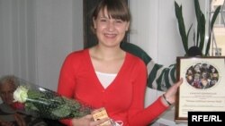 Вікторыя Старасьценка атрымлівае ўзнагароду як пераможца конкурсу супраць сьмяротнага пакараньня, 2009 год