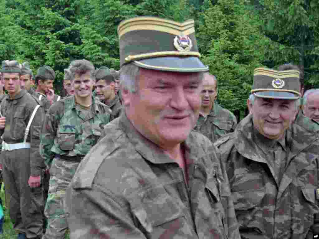 Ratko Mladić u posjeti svojim trupama u Han Pijesku, 28.06.1996. Foto: AP 