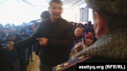 Жалақыларын даулаған жұмысшылар қалалық ішкі істер департаментінде полиция басшыларымен кездесіп тұр. Астана, 15 желтоқсан 2014 жыл.