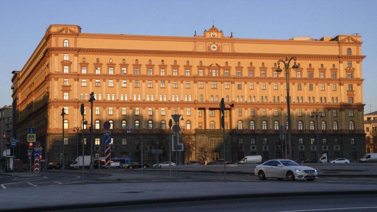 Protesters Detained Outside Moscow FSB Headquarters