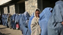 آرشیف، زنان بیوه برای دریافت کمک در کابل صف بسته اند.