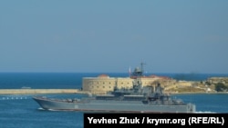 Корабль Черноморского флота России в акватории Севастополя, Крым, 2019 год