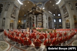 Vatican - Cardinalii participă la o slujbă în Bazilica Sfântul Petru înainte de începerea conclavului, pe 12 martie 2013, la Vatican.
