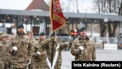 Militari britanici la o ceremonie, la granița ruso-estoniană de la Narva, un punct mereu fierbinte al relațiilor dintre Moscova și Tallinn. (Arhivă)