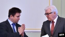 Министр иностранных дел Германии Франк-Вальтер Штайнмайер (справа) и министр иностранных дел Украины Павел Климкин. Киев, 23 февраля 2016 года.