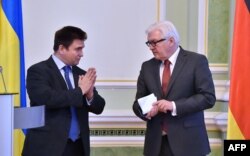 Ministrul de externe al Ucrainei Pavlo Klimkin cu omologul sãu german Frank-Walter Steinmeier, 23 febr., 2016