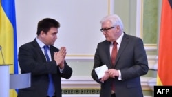 Министр иностранных дел ФРГ Франк-Валтер Штайнмайер и глава МИД Украины Павел Климкин (слева)