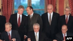 Slobodan Milošević, Franjo Tuđman i Alija Izetbegović potpisuju Dejtonski sporazum 1995. godine