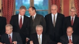 Slobodan Milošević, Franjo Tuđman i Alija Izetbegović potpisuju Dejtonski sporazum 1995. godine Slobodan Milošević, Franjo Tuđman i Alija Izetbegović potpisuju Dejtonski sporazum 1995. godine