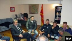Првите деветмина евакуирани Македонци преку Софија, на средба со македонскиот амбасадор во Бугарија Благој Ханџиски.