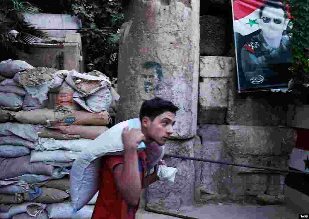 В Дамаске, несмотря на относительное спокойствие, люди тоже готовятся к боевым действиям