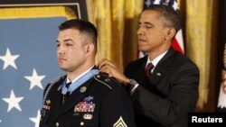 Президент Обама сержант Артур Петриге "Эрдик медалын" тагууда. 12.07.2012 