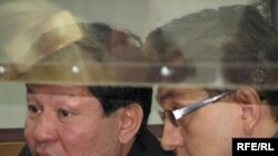 Подсудимые Нурлан Искаков (слева) и Альжан Бралиев (справа) советуются с адвокатами в зале суда. Астана, 11 сентября 2009 года.