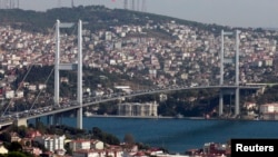 Pamje e Urës së Bosforit që e lidhë pjesën evropiane dhe aziatike të Stambollit