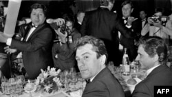  Робърт де Ниро и Джо Пеши театралничат след прожекцията на кино лентата 