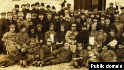 Gen. Arthur Văitoianu (pe scaun al 7-lea de la st. la dr.) (Foto: Enciclopedia României)