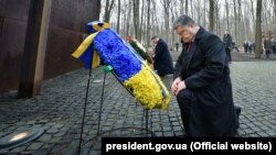 Президент України Петро Порошенко (на передньому плані) і президент Польщі Анджей Дуда вшанували пам'ять жертв тоталітарного режиму. Харківщина, 13 грудня 2017 року