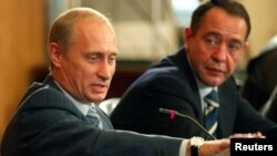 Владимир Путин и Михаил Лесин, 2002 год