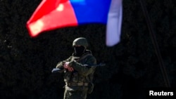 Озброєний чоловік біля будівлі уряду Криму в Сімферополі, 3 березня 2014 року