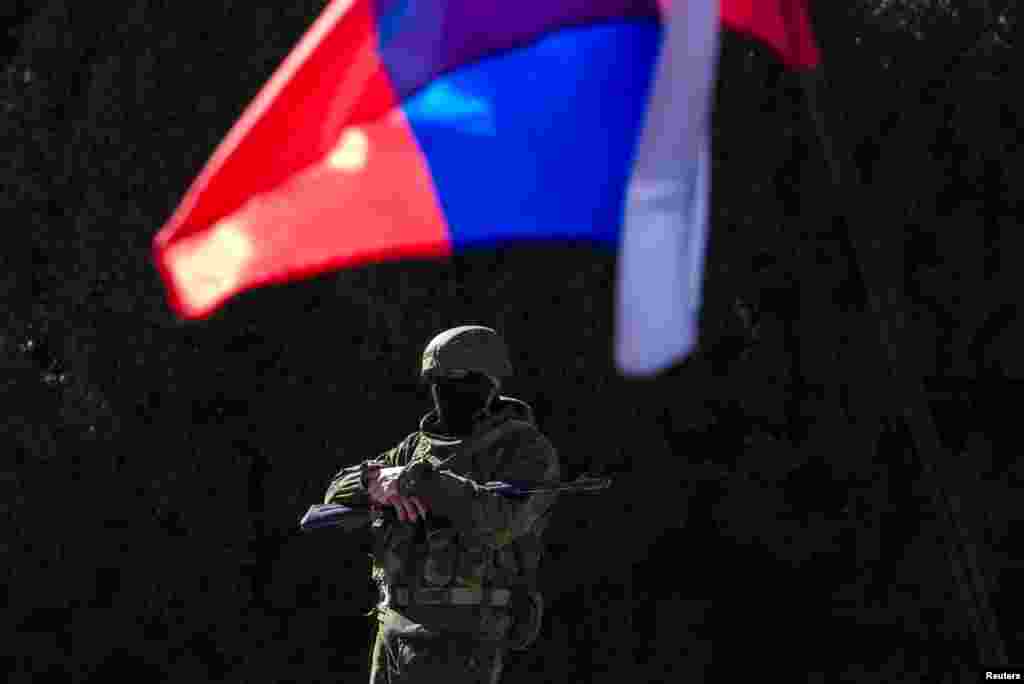 Вооруженный человек у здания правительства Крыма