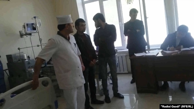 Родные Абдурасула Назарова ждут оформления документов в больнице Караболо