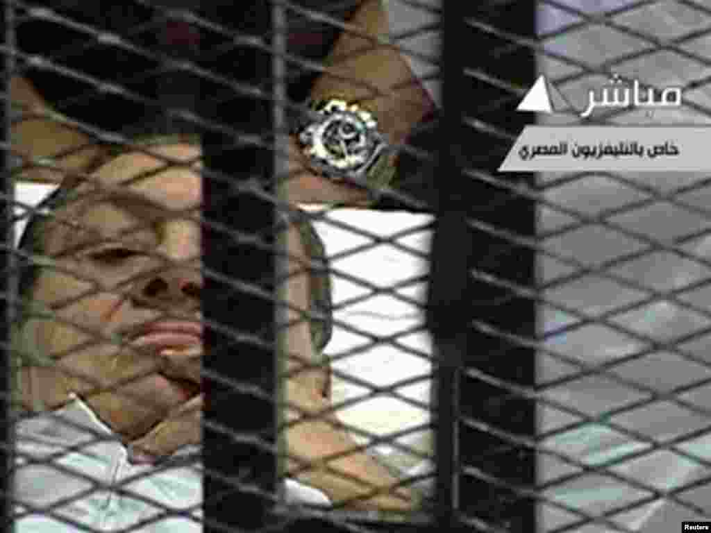 U sudnicu je bivši egipatski predsjednik Hosni Mubarak dovezen na bolničkom krevetu, optužen je za korupciju i za izdavanje zapovjedi da se puca po prosvjednicima na Tahrir trgu, gdje je ubijeno oko 850 demonstranata, 03.08.2011. Foto: Reuters / Egipatska TV