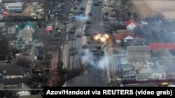 Скріншот з відео, на якому завдаються удари по російських танках неподалік міста Бровари Київської області