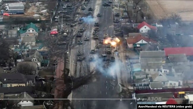 Скриншот с видео, на котором наносятся удары по российским танкам недалеко от города Бровары Киевской области.