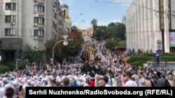 Учасники хресної ходи пройшли від Володимирської гірки центром міста