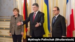 Ukrainian President Petro Poroshenko (center) at a February 5 meeting with French President Francois Hollande and German Chancellor Angela Merkel