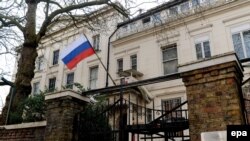 У здания посольства России в Лондоне.
