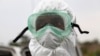 Медсестра из госпиталя для заболевших лихорадкой Эбола в Либерии
