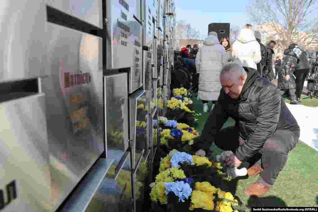 &laquo;Стіна пам&#39;яті&raquo; у Бучі складається з кількох стел з табличками, на яких викарбувані імена загиблих