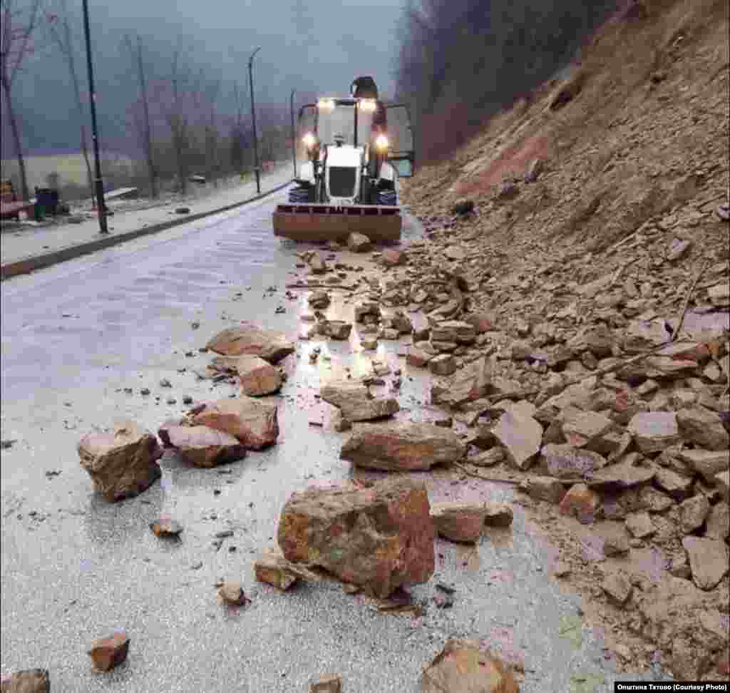 Во тетовскиот и гостиварскиот регион, локалниот пат меѓу селата Форино и Тумчевиште е тешко прооден, забележано е излевање на Лакавичка река во селото Мало Турчане и на Сушечка река во Горна Бањица. Надлежните институции и службите за итно дејствување ја следат состојбата на терен.