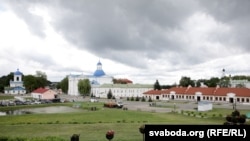 Від на манастыр і завершаны даўгабуд гатэля для паломнікаў (справа)