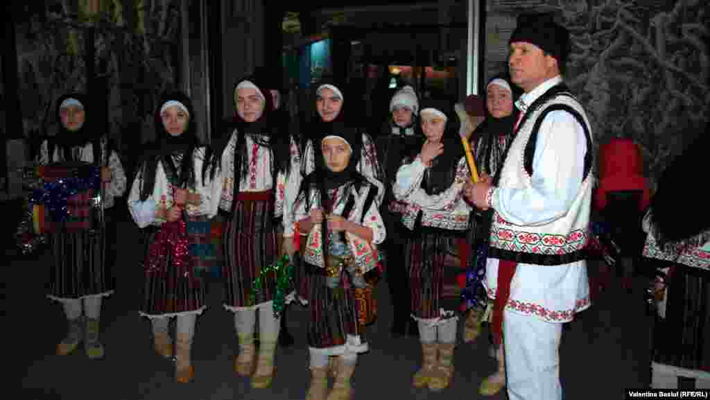 Pavel Balaur şi&nbsp;ansamblul &bdquo;Floare de cireş&rdquo; din Ruseştii Noi, Ialoveni