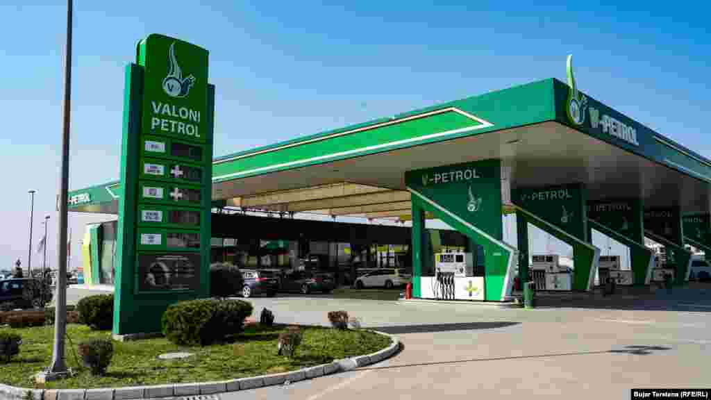 Edhe te kjo pompë e Valoni Petrol vërehet rritje e çmimit të derivateve. Përderisa më 3 mars, një litër naftë Diesel këtu shitej për 1.34 euro, më 9 mars çmimi arriti në 1.46 euro, ndërkaq, pas dy javësh, përkatësisht më 16 mars ky produkt shitet për 1.55 euro për litër.Rritja e çmimeve të karburanteve rrezikon të nxisë një spirale të rritjes të çmimeve të produkteve të tjera.Me shtrenjtim të naftës bota u përball edhe pasi Rusia nisi pushtimin e Ukrainës më 2022. Edhe atëbotë, autoritetet në Kosovë vendosën marzhë tregtare me qëllim që të kontrolloheshin çmimet e derivateve.
