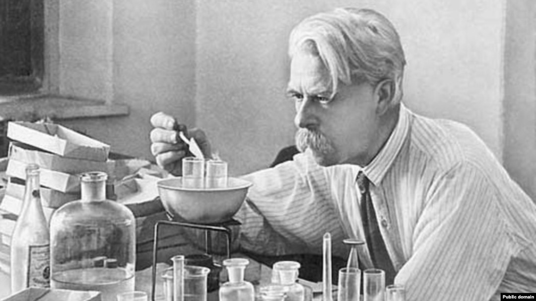 Русский биолог Николай Константинович Кольцов (1871 – 1940) в 1928 году предсказал структуру ДНК