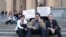 Грузинские адвокаты с лозунгами перед зданием парламента
